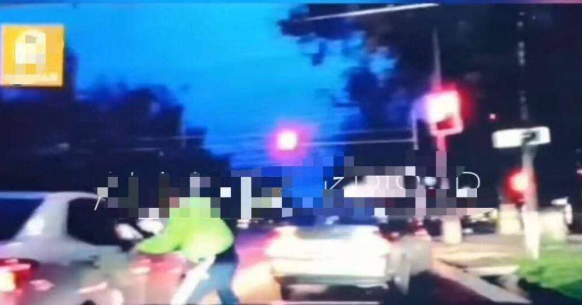 Алматыда мас жүргізуші полицейді қағып кетті (ВИДЕО)