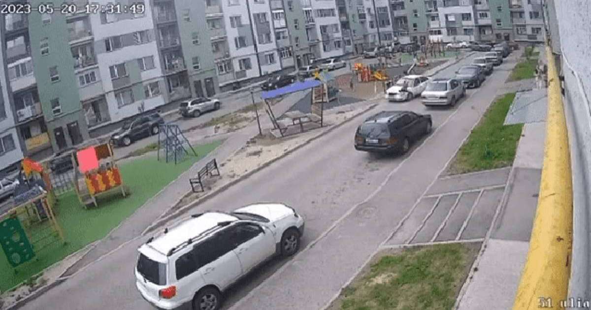 "Баланы қағып, ойын алаңына соғылған". Алматыда жол апаты видеоға түсіп қалды