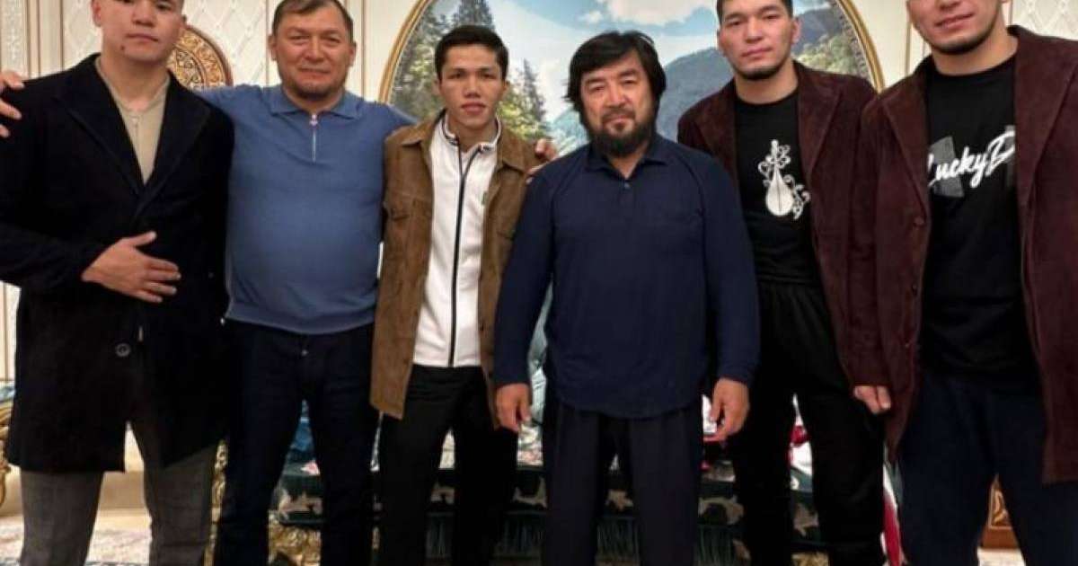 Көрінбей кеткен Бекболат Тілеухан чемпиондарға шапан жапты