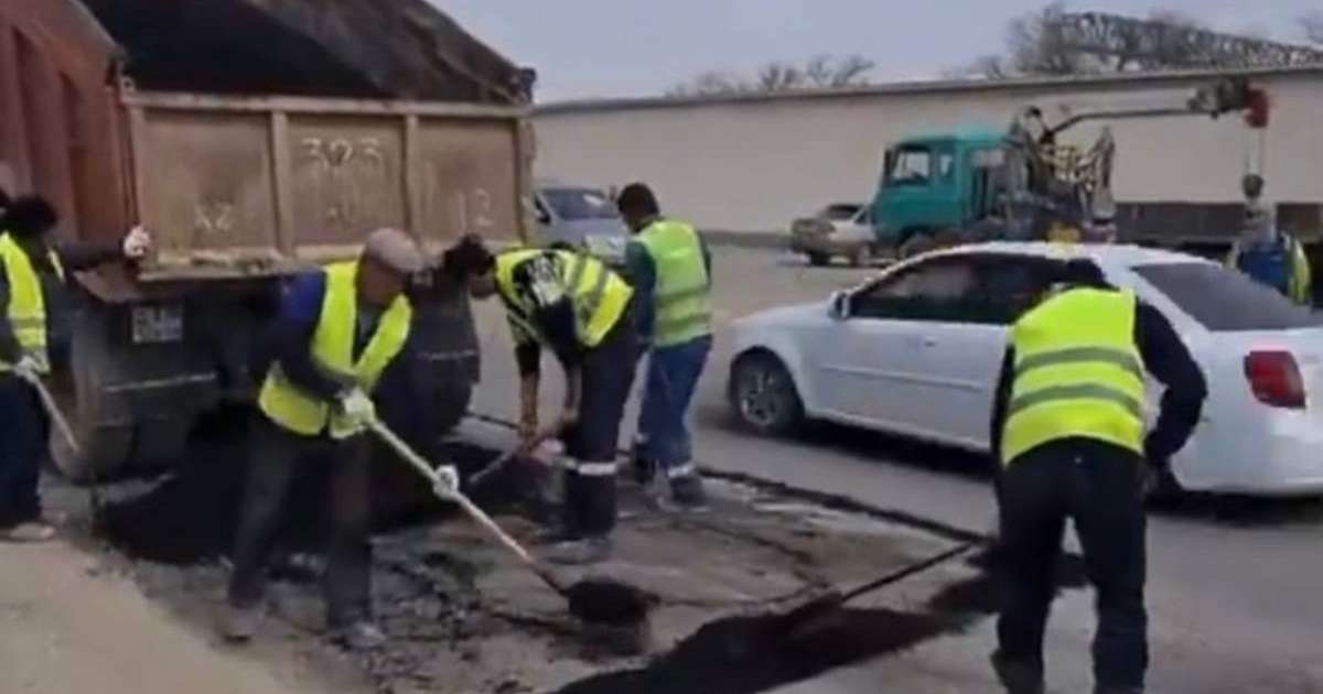 Мұнайлы тұрғындары жолдарын өздері жөндеп алды (видео)