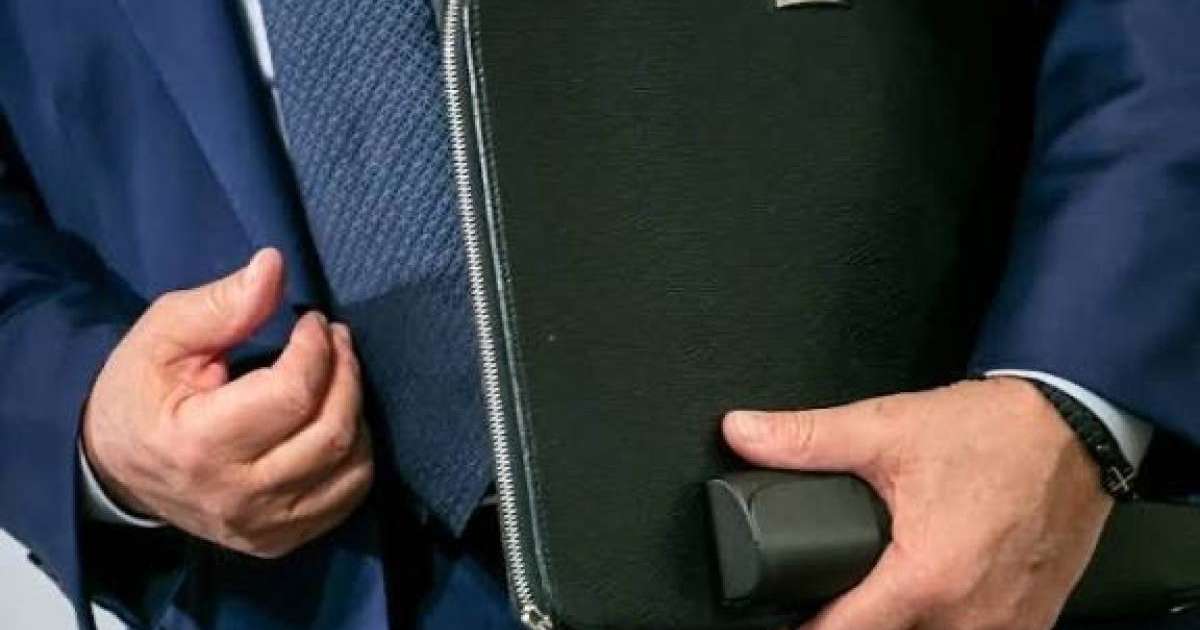 Премьер-Министр төрт айдан кейін жұмыстан қуылды