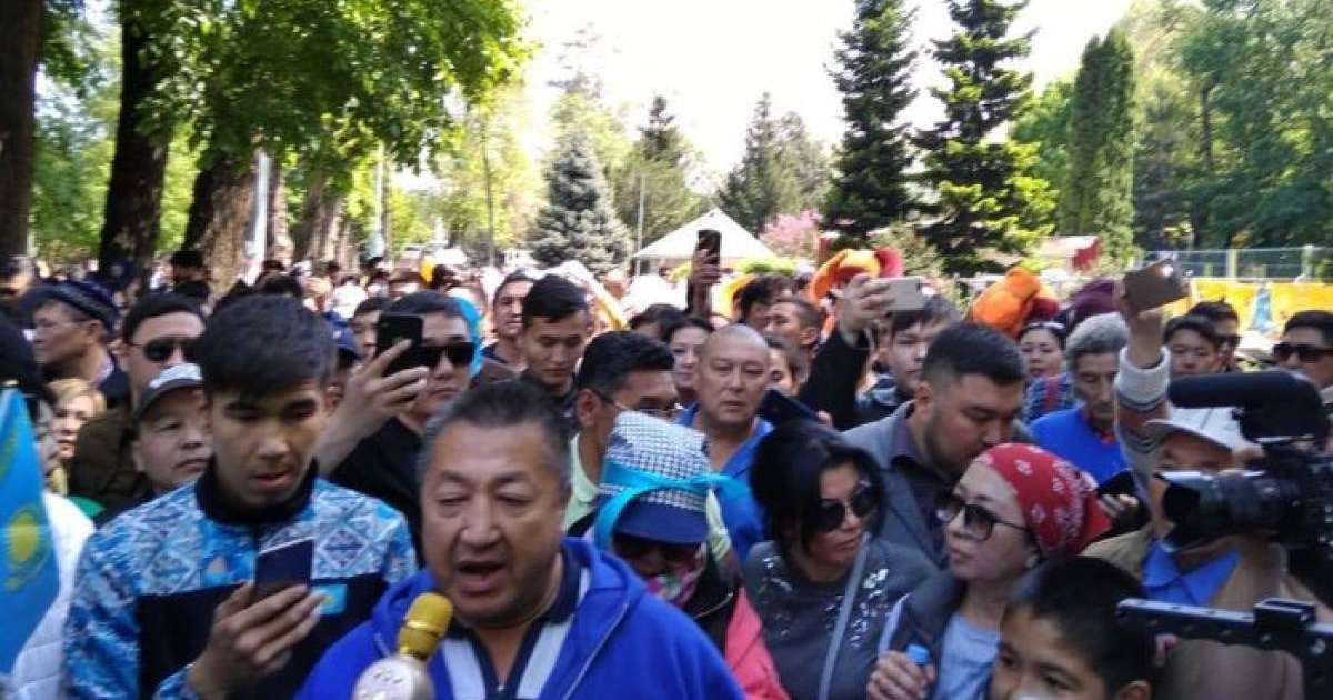 Жаңаөзенде жүздеген адам көшеге шықты