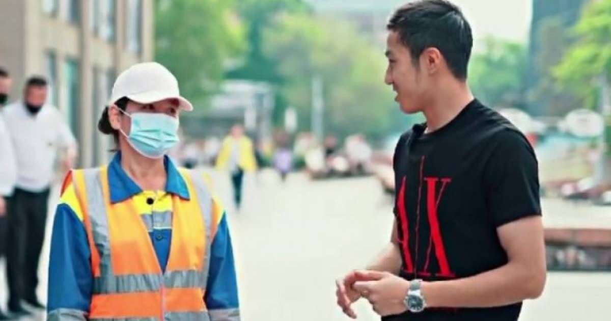 Танымал блогер Алматыда көшеде кезіккендердің несиесін жауып берді (видео)