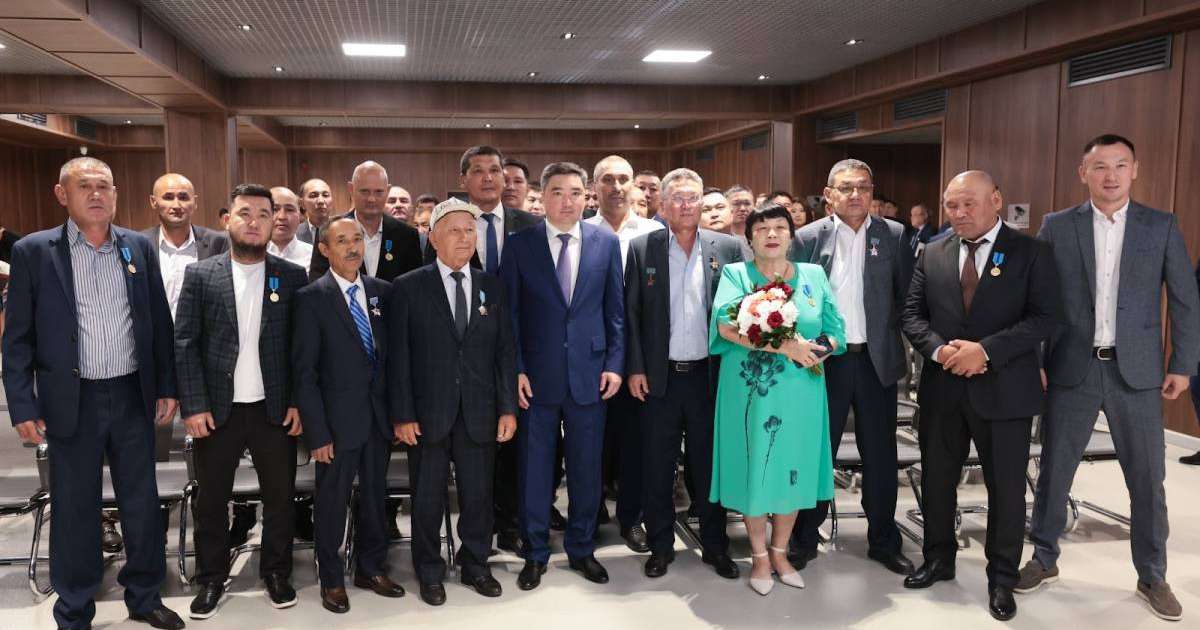 Премьер-Министр Мемлекет басшысының атынан Ұлытау облысының кеншілеріне марапаттар табыс етті