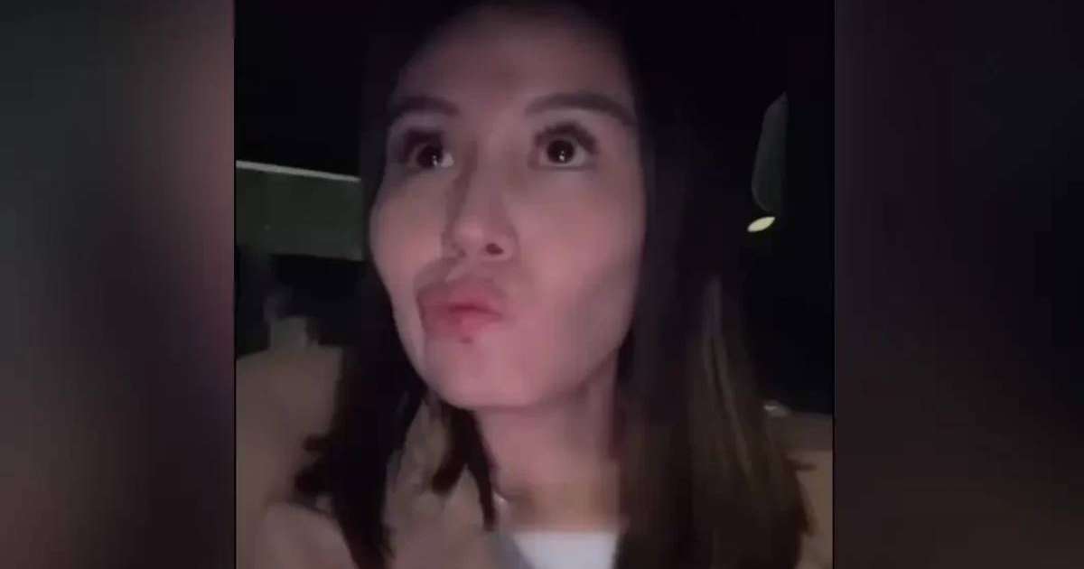 Құлағы естімейтін такси жүргізушісін мазақтаған блогер көптің сынына қалды