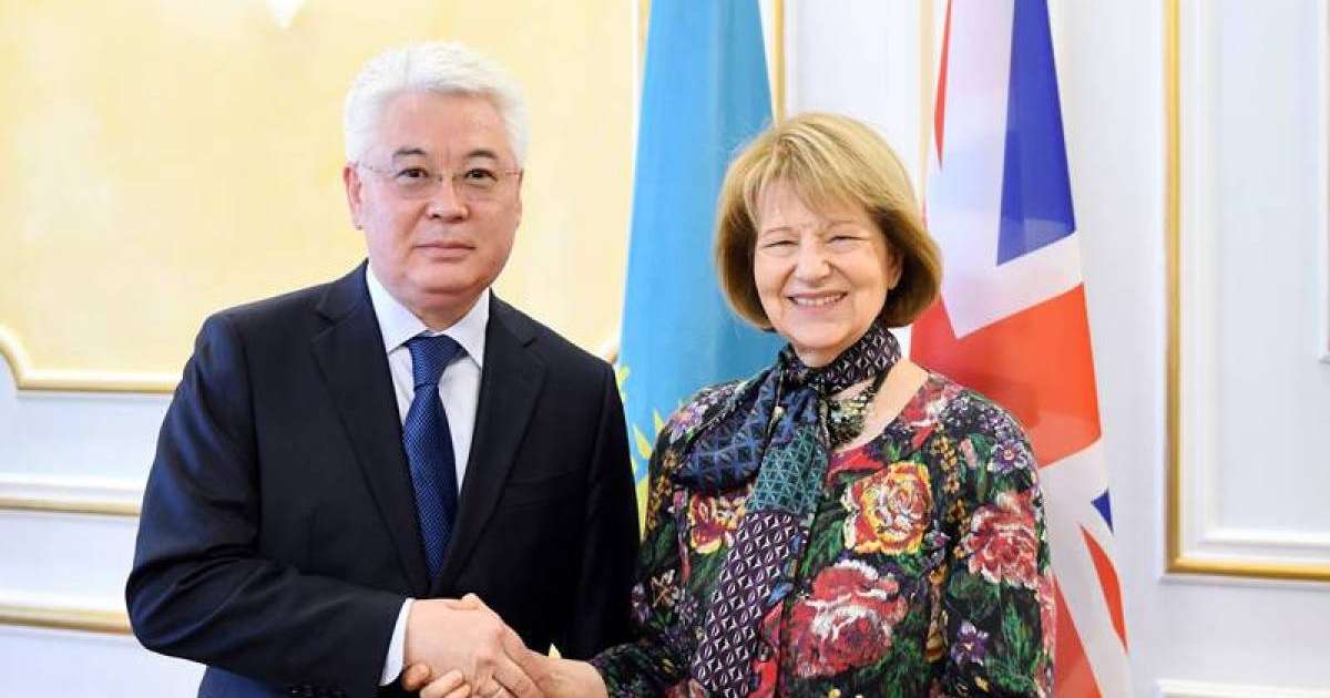 外交部长会见英国首相贸易特使