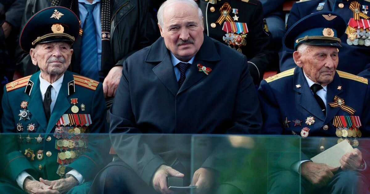 Жеңіс шеруіне барған Лукашенко Мәскеуден шұғыл кетуге мәжбүр болған (ВИДЕО)