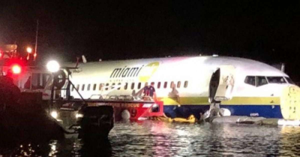 美国一家波音737客机降落后冲出跑道滑入河中