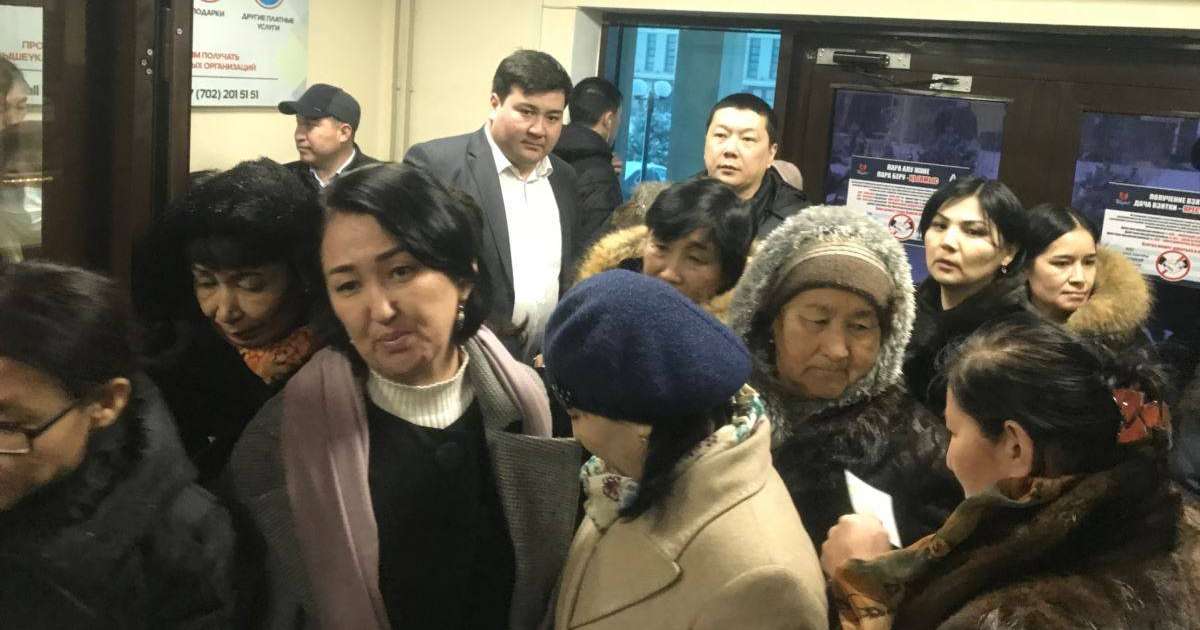 Шымкент әкімі "үйлерін ала алмай жүрген" салымшылармен кездесті