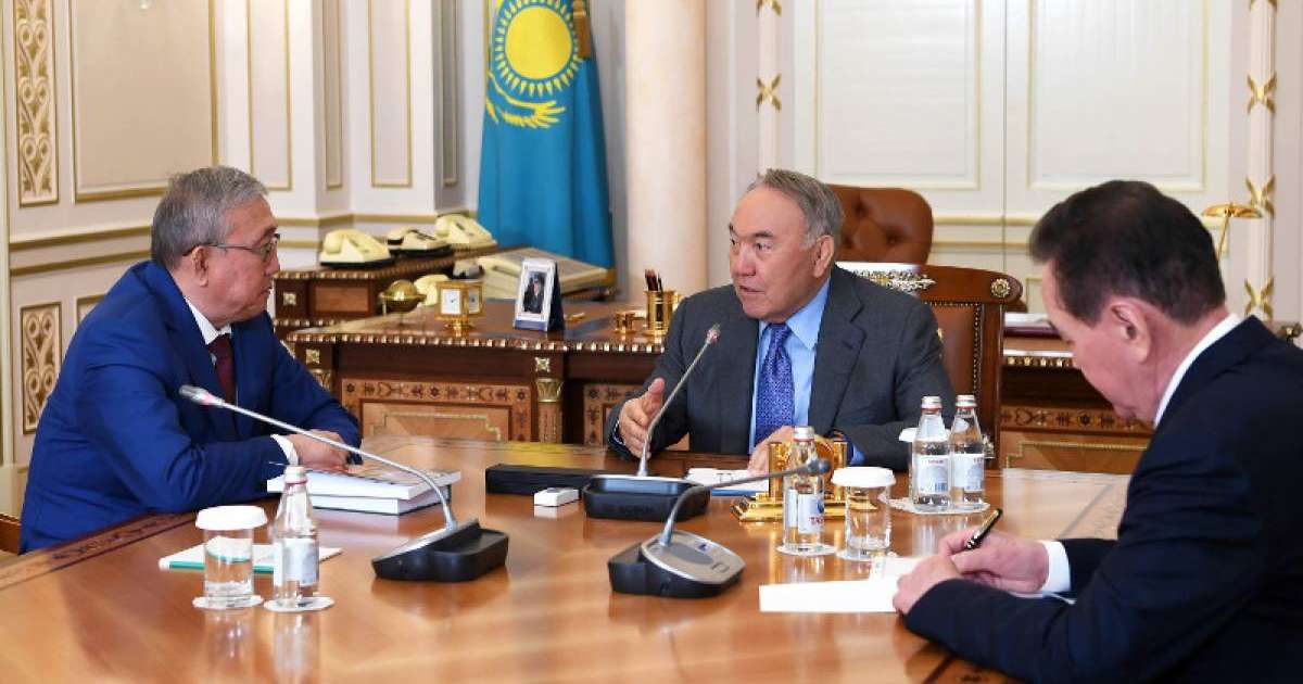 卡里詹院士向总统介绍文艺学院工作情况