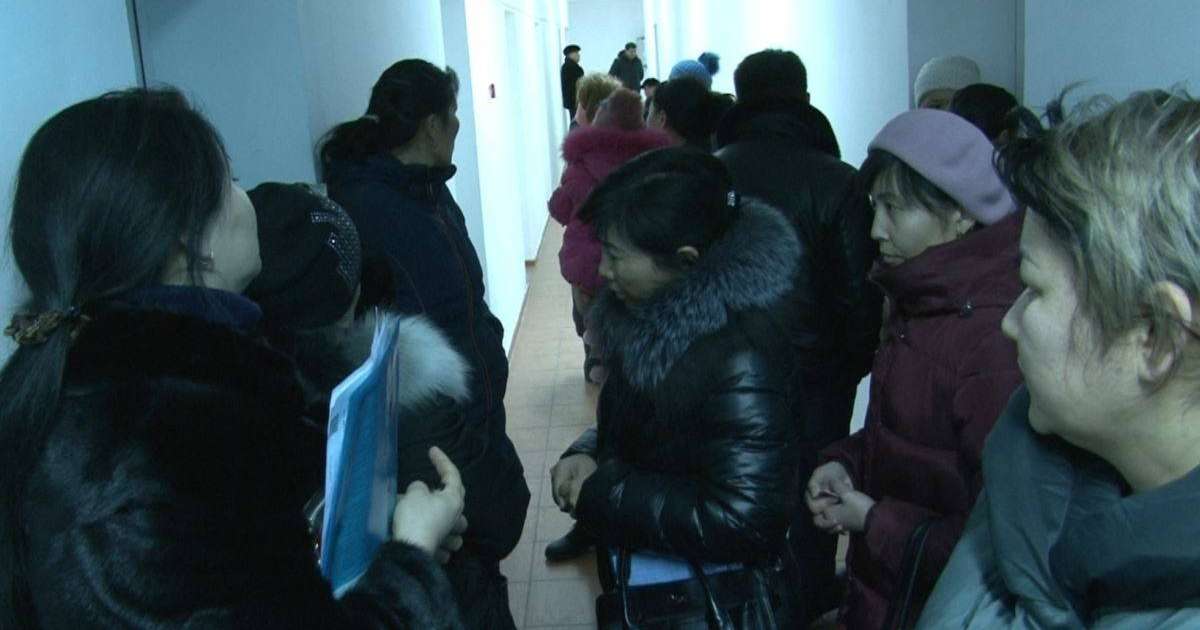 Таразда үй талап еткен әйелдер тұрғын үй басқармасына барды