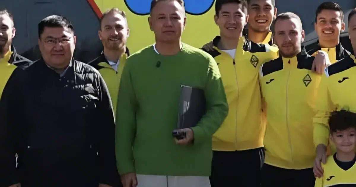 Тұрсынғали Алагөзов «Қайрат» клубына екі микроавтобус сыйлады