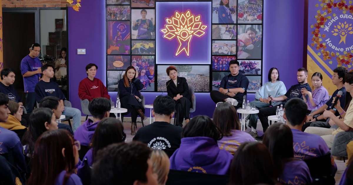 Аида Балаева “Жаңа адамдар” қозғалысының белсенділерімен кездесті