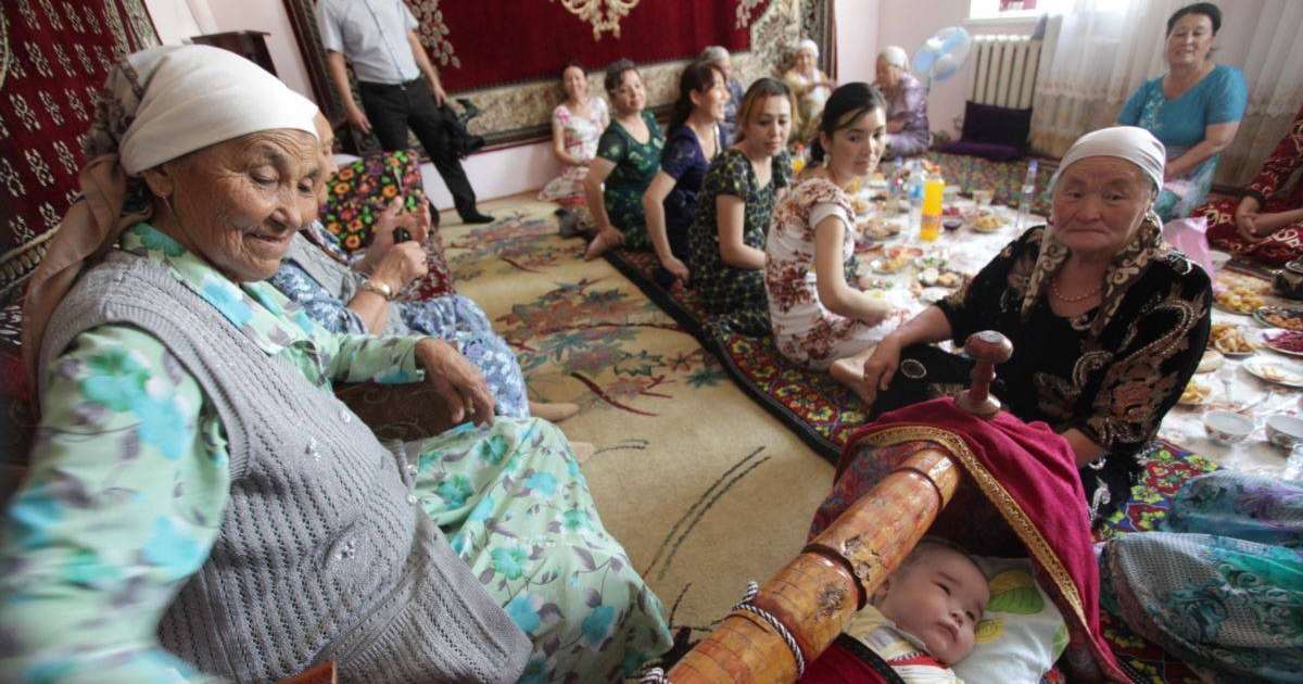 "Анамды сағынбауға тырысатынмын". Ата-әже қолында өскендер