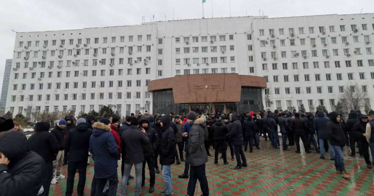 Атырау мен Ақтауда шетелдік нөмірі бар көлік иелері наразылық танытты