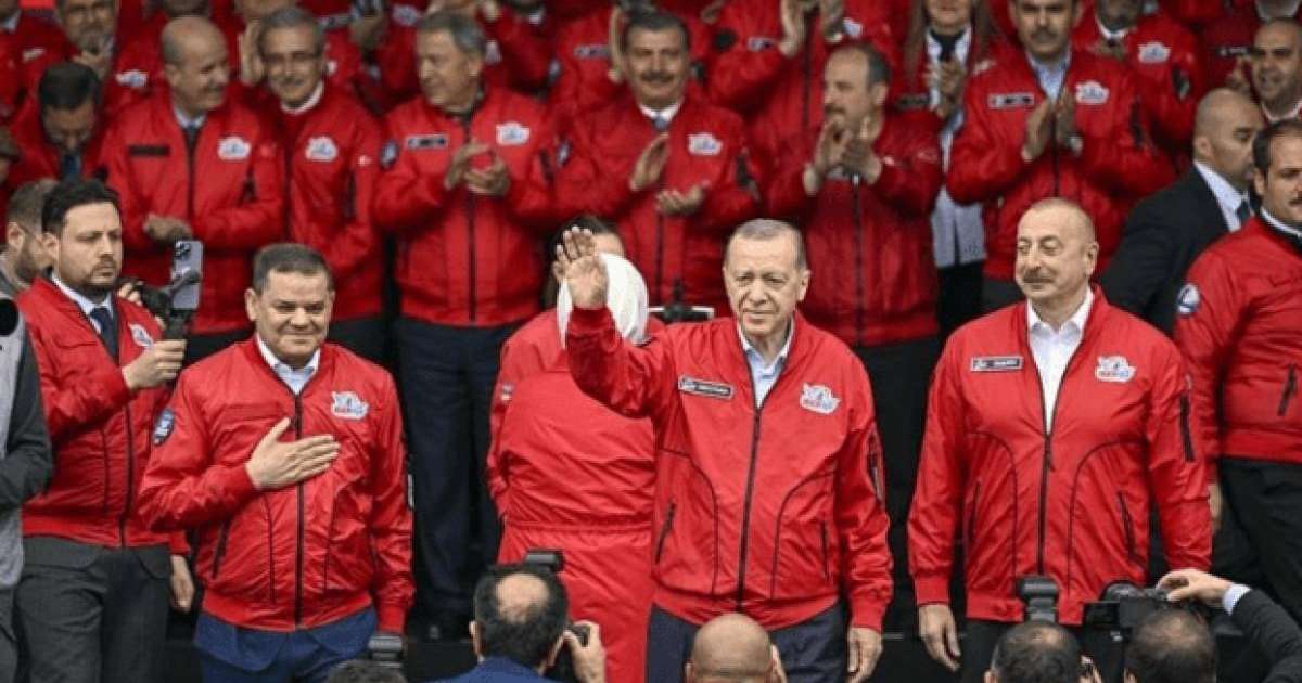 Ердоған сырқаттанып қалғаннан кейін алғаш рет жұрт алдына шықты