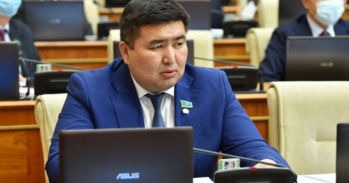 «Дүкенге баруға қорқасың»: депутат қымбатшылық халықты қысып жатқанын айтты