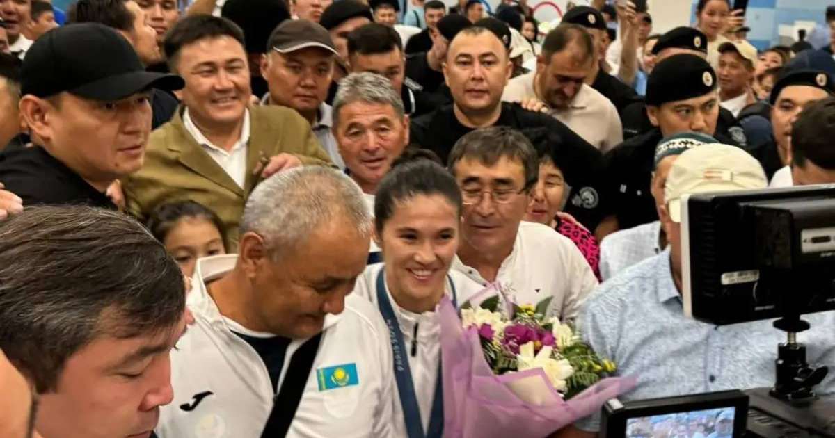 Олимпиада жүлдегері Назым Қызайбай елге оралды