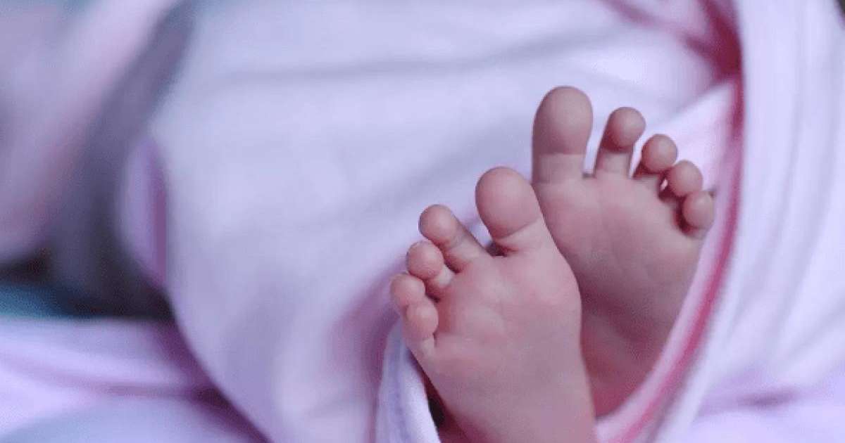 "Қорқып кетіп, туысымды шақырдым": Оралда төсеніштерді қағуға шыққан әйел қоқыс жәшігінен нәресте тауып алды