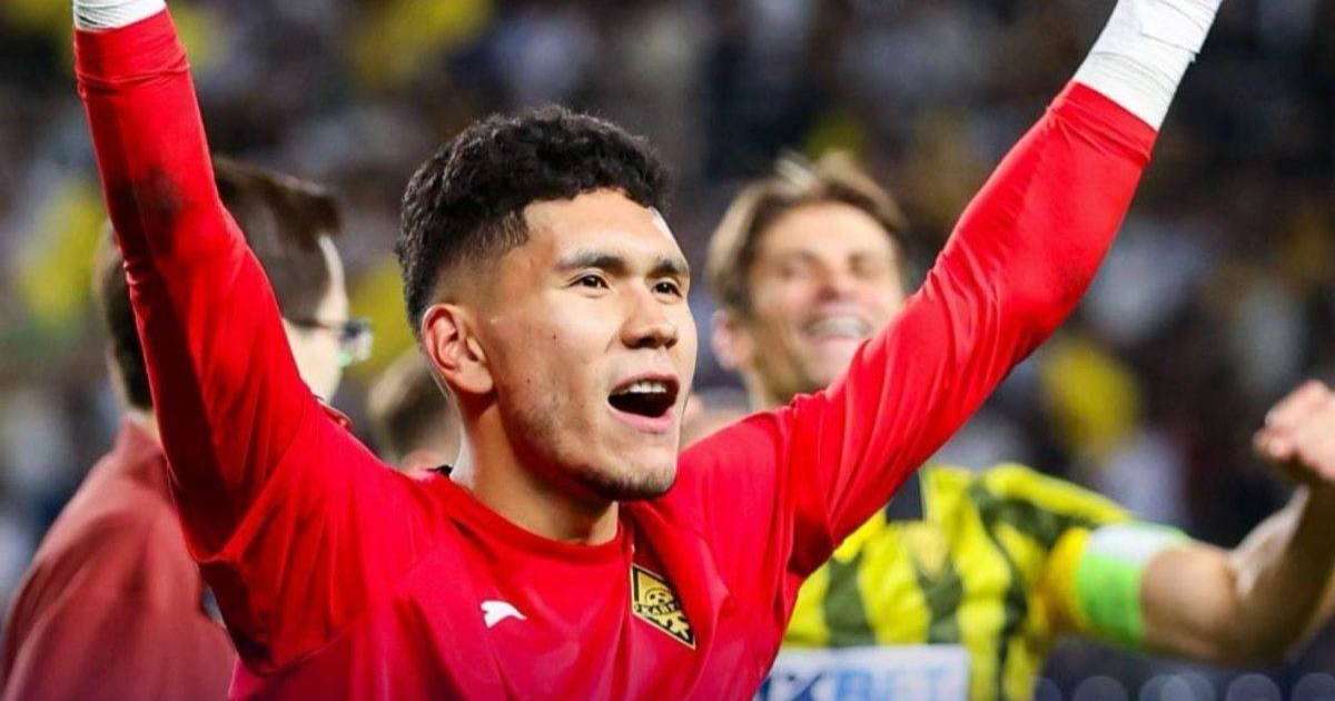 Министр Саясат Нұрбек Темірлан Анарбековке білім грантын ұсынды