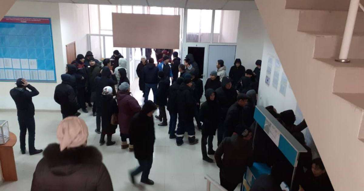 Жаңаөзен қаласында жұмыс талап еткендер әкімдікке тағы барды