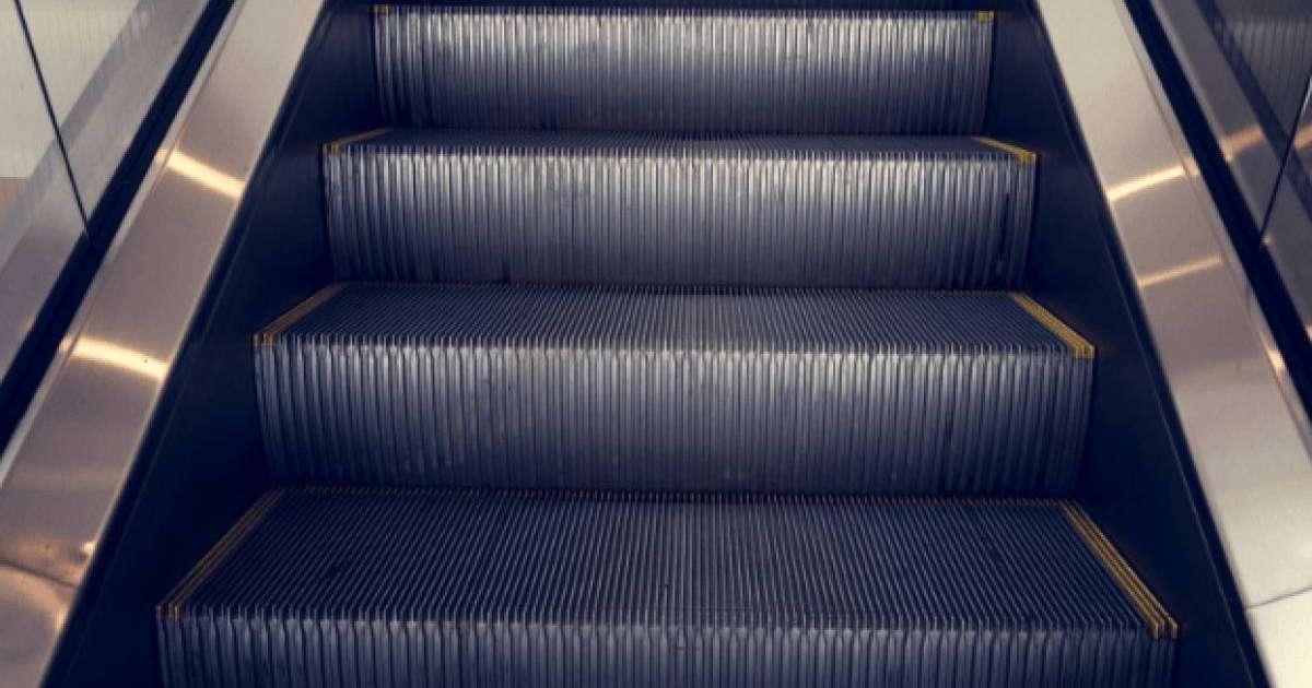 Көкшетауда эскалатор әйелдің аяғын қысып қалды