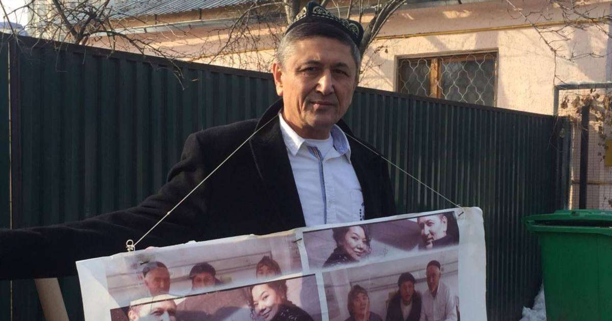 Шыңжаңдағы туыстарының хабарсыз кеткенін айтқан тұрғын Қытай консулдығы алдында пикет өткізді