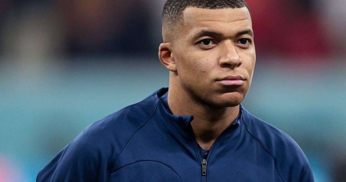 Алматыда Мбаппенің ішкиімі саудаға түсіп жатыр