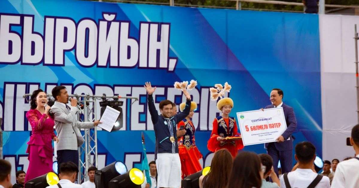 Елдос Сметов пен жеке жаттықтырушысына пәтер мен автокөлік табыс етілді