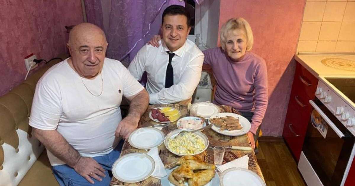 Зеленскийдің ата-анасымен түскен суреті әлеуметтік желіде қызу пікірталас тудырды