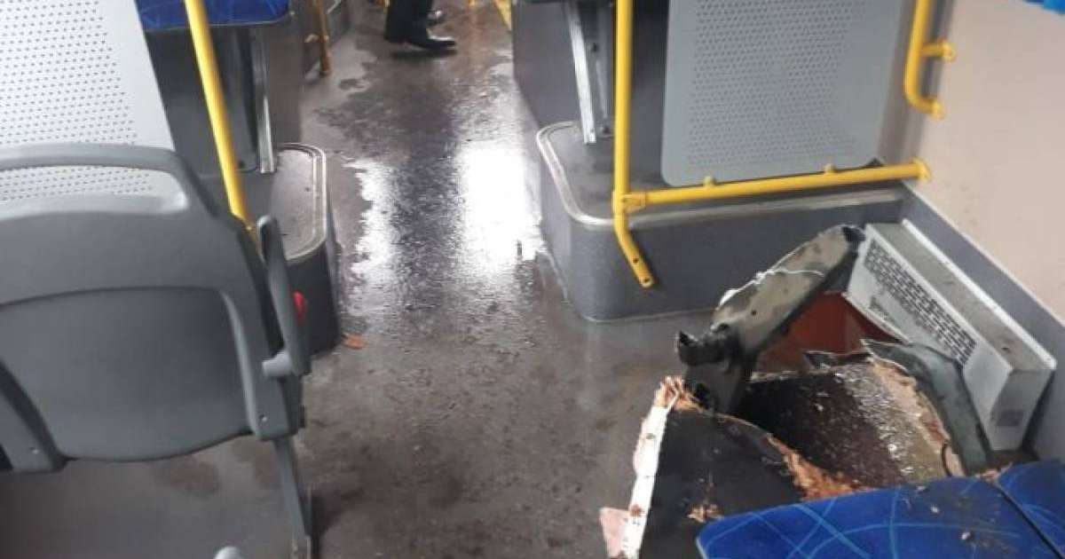 Алматы жаңалықтары: құдықтың қақпағы автобустың астын тесіп өтті