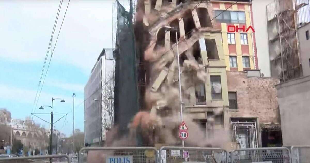 Ыстамбұлдың орталығында бес қабатты ғимарат құлады (ВИДЕО)