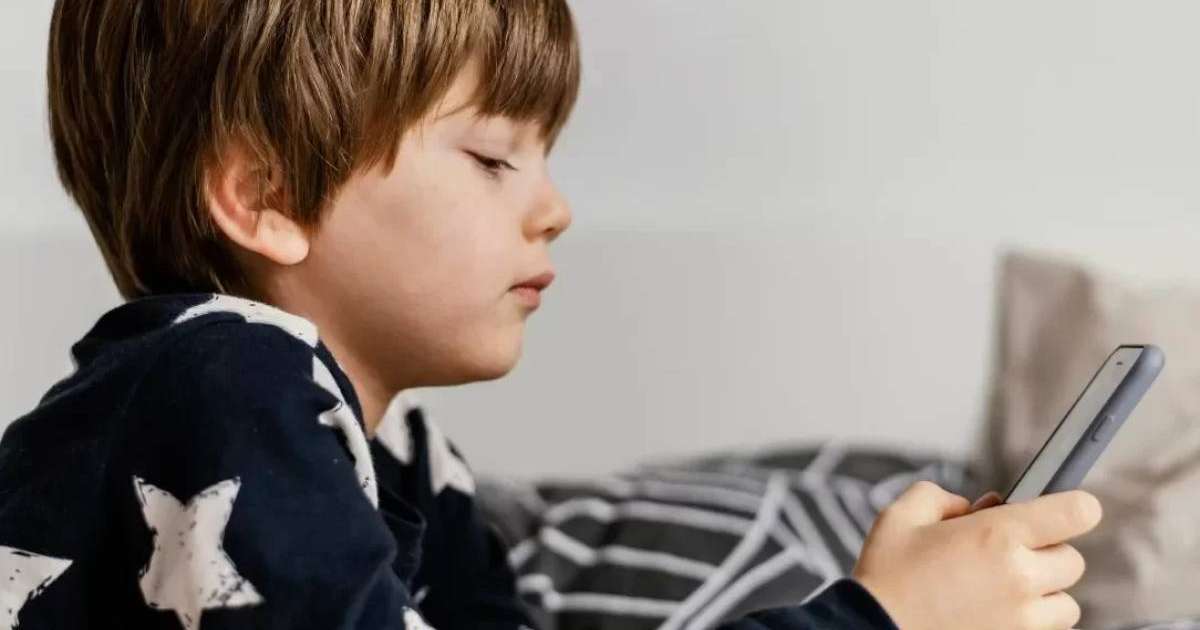 "Әйелдердің кеудесін ашқан, жыныстық қатынас көріністері бар": TikTok балаларға порнография ұсынған