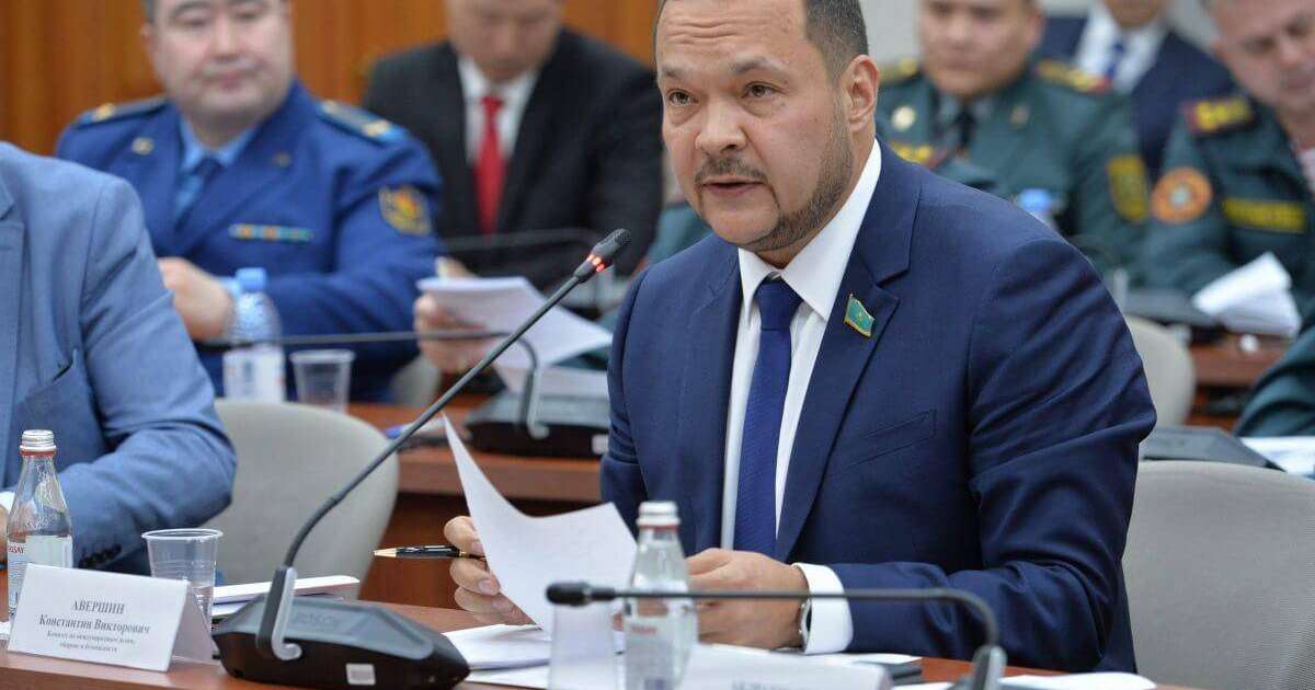 Мәжіліс депутаты блогерлерді бірнеше айға әскерге шақыруды ұсынды