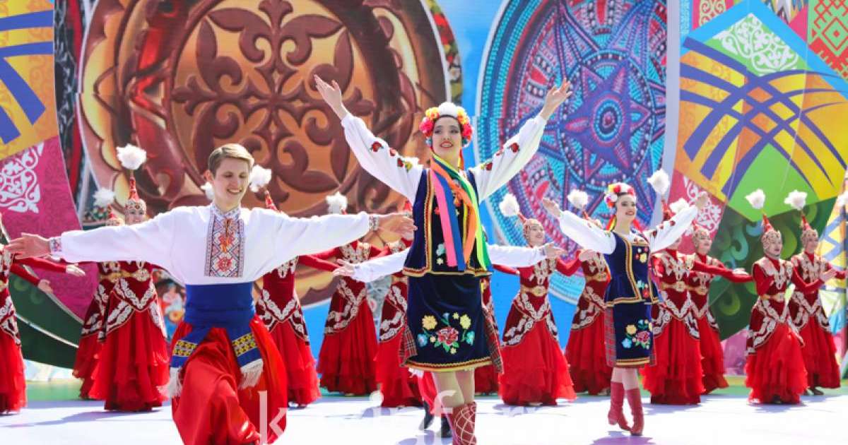 努尔-苏丹市热烈庆祝民族团结日