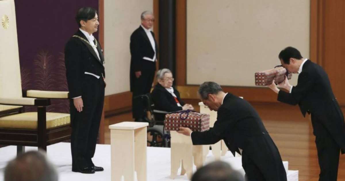 日本新天皇发表首次讲话 称“将履行象征职责”