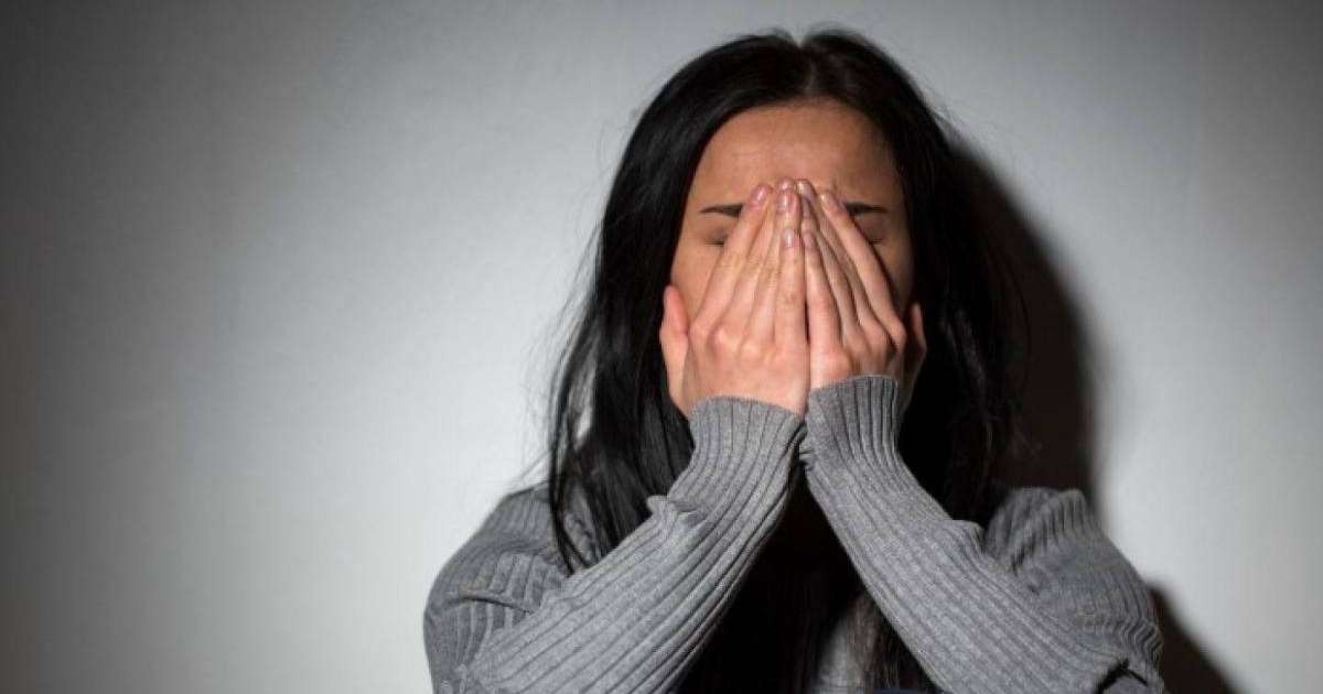 Оқушы қызды шешіндіріп, соққыға жыққан: шенеуніктің екі қызынан бүкіл мектеп қорқып отыр