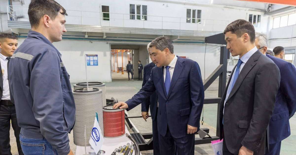 Олжас Бектенов Абай өңіріндегі өнеркәсіптің дамуымен танысты