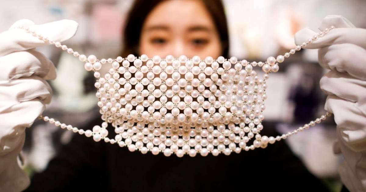 Гауһартаспен көмкерілген: Жапонияда 10 мың доллар тұратын бетперделер сәнге айналды