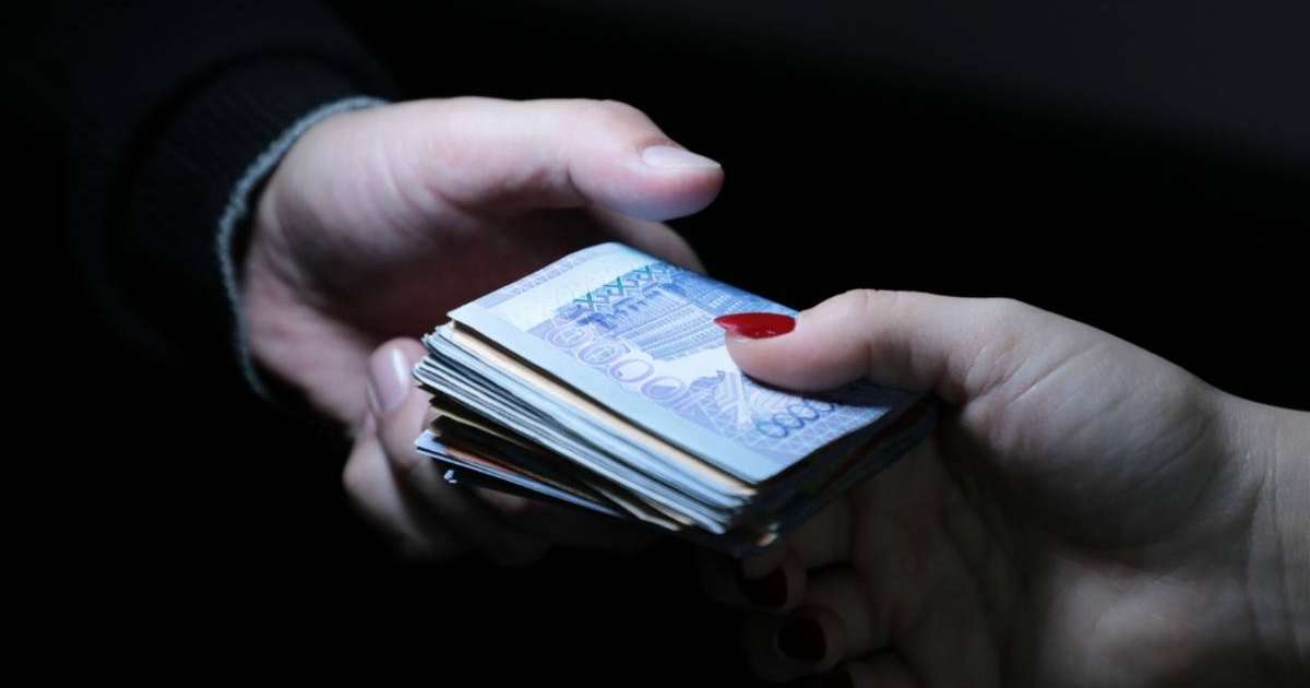 27 000 $: Алматыда полицей қылмыстық істі тоқтатқаны үшін пара алған