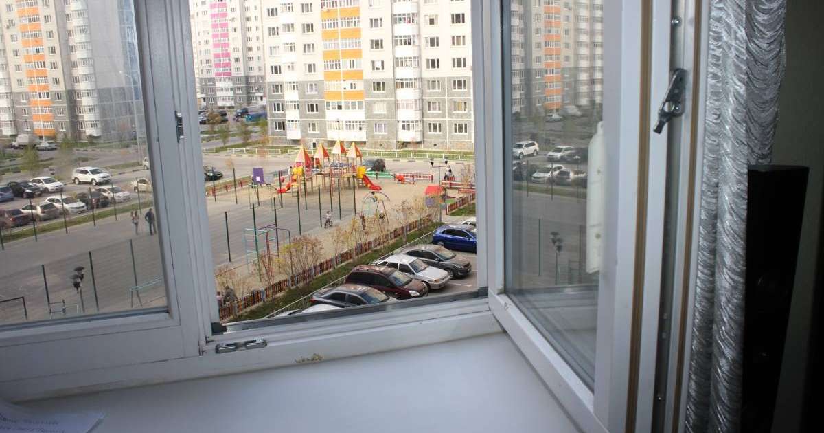 Кішкентай бала терезеден құлап кетті