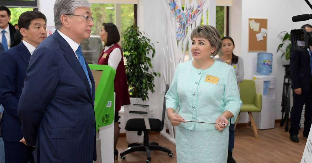 托卡耶夫总统参访"幸福家庭"妇女中心