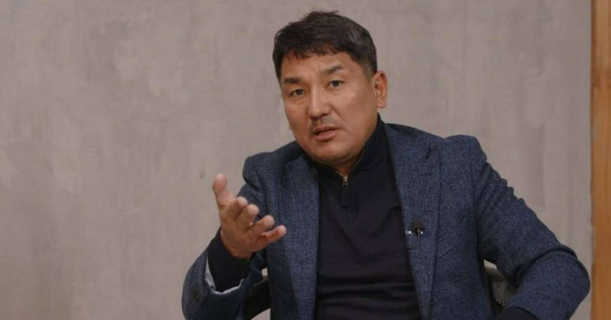 Кеуделері бар жалаңаш кеуделер