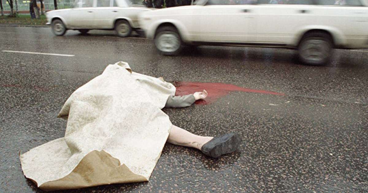 Дәрігерлер көшеге тастап кеткен мәйіттің қасында 3 сағат балалар ойнап жүрді – видео