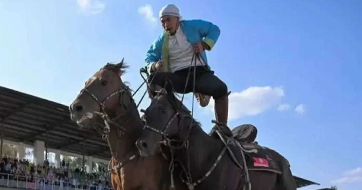 Екі аттың үстінде тік тұрып шапқан қазақ шабандозы әлемдік рекорд орнатты (видео)