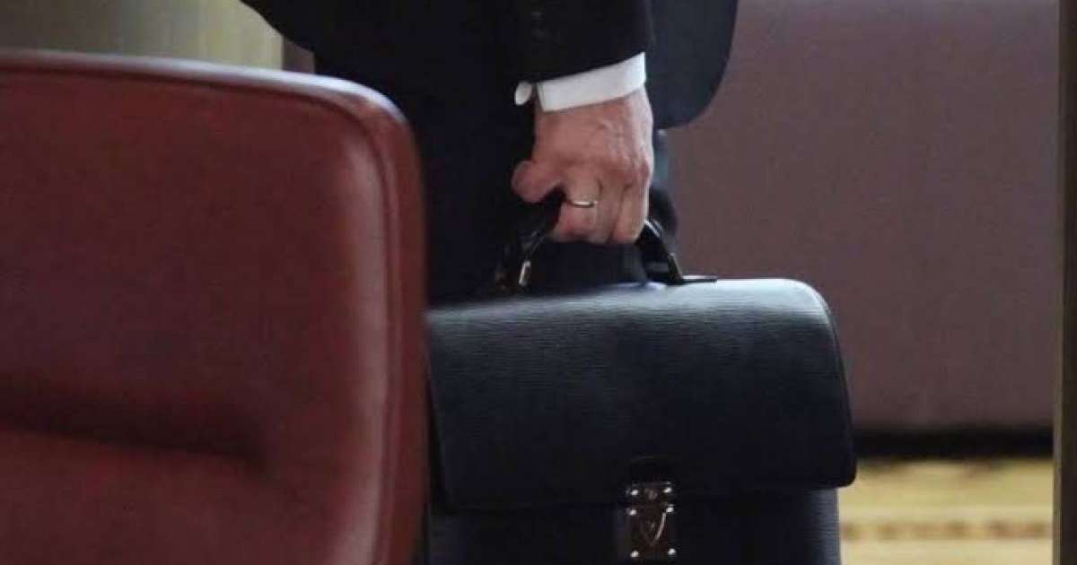 «Әкім мойнымнан қысып, бірнеше рет соққы жасады»: Қандыағаш қаласының әкіміне қатысты қылмыстық іс қозғалды