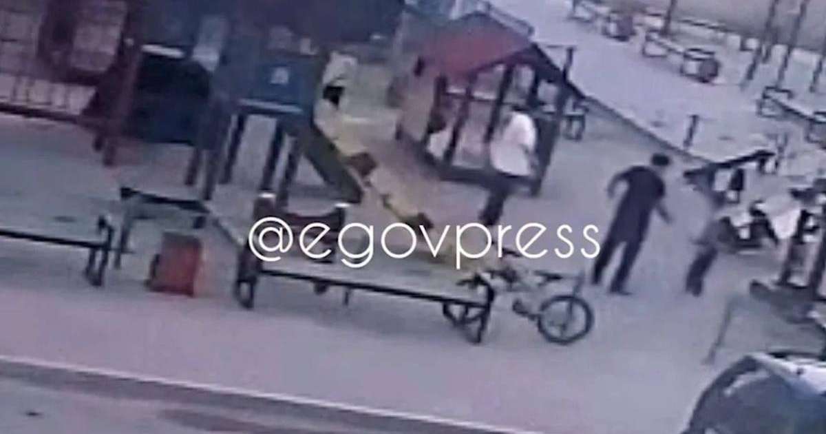 Атыраудағы жантүршігерлік оқиға: белгісіз жігіт кішкентай баланы ойын алаңында соққыға жыққан