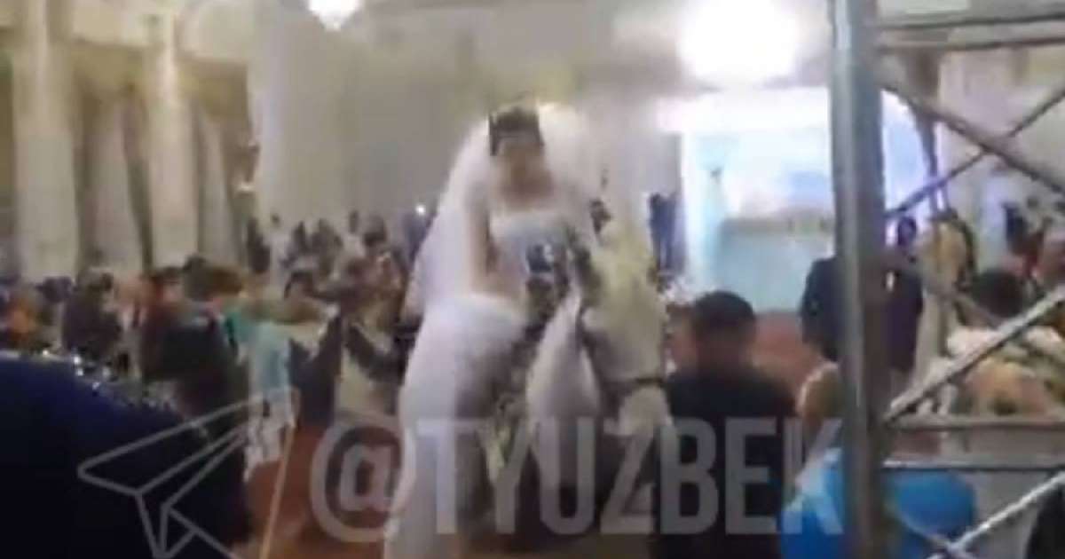 Тойына атпен кіріп келген жас жұбайлар қонақтарды таңқалдырды (видео)