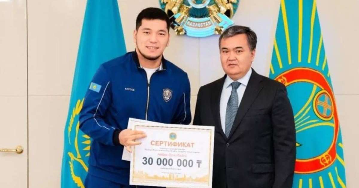 Жеңіс Қасымбек боксшы Айбек Оралбай мен Санжар Тәшкенбайға 30 млн теңгенің сертификатын берді