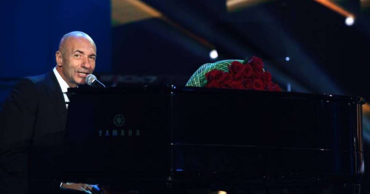 Тасмағамбетов "Новая волна" сахнасында Игорь Крутойды құттықтады